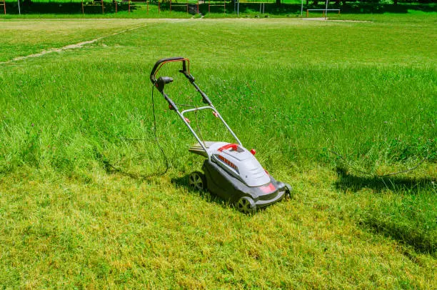 Can you mow wet grass in El Cajon, CA